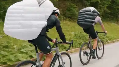 Un cycliste qui porte un sac à dos gonflable.