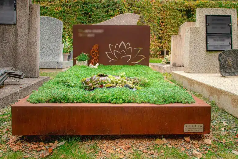 Une tombe végétalisée dans un cimetière.