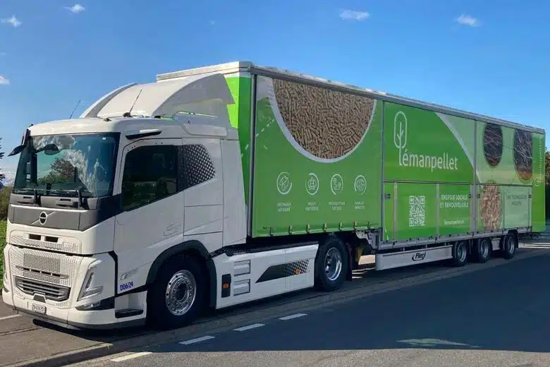 Un camion qui transporte une unité mobile de pelletisation.