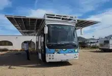 Un bus autonome avec de nombreux panneaux solaires.