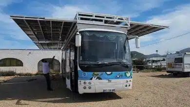 Un bus autonome avec de nombreux panneaux solaires.