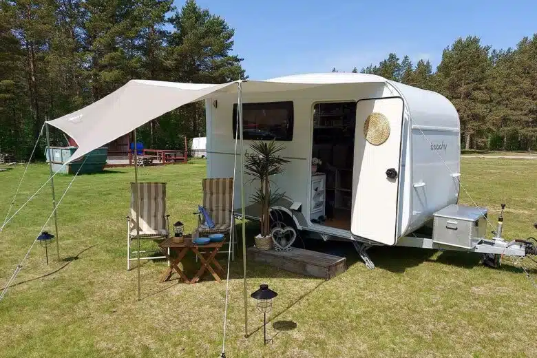 Une caravane Beachy avec un auvent.