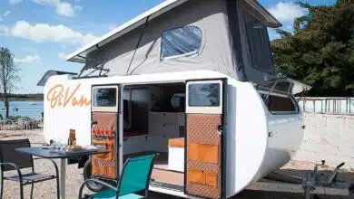 Une caravane avec un toit relevable.