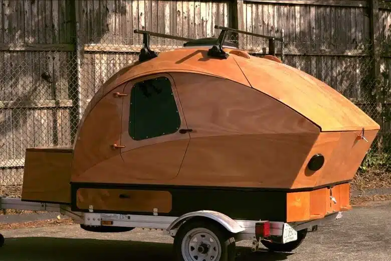 Une caravane teardrop en bois.