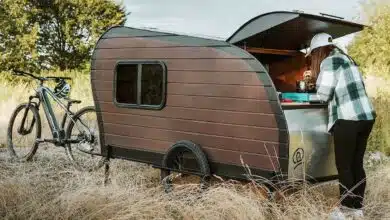 Une mini-caravane tractée par un vélo.