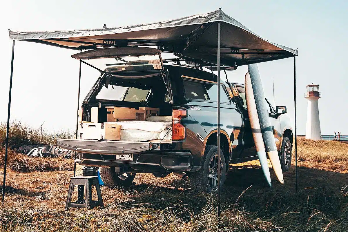 Un pick-up aménagé pour le camping.