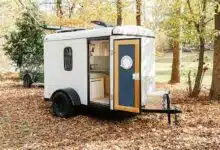 Une remorque transformée en mini caravane.