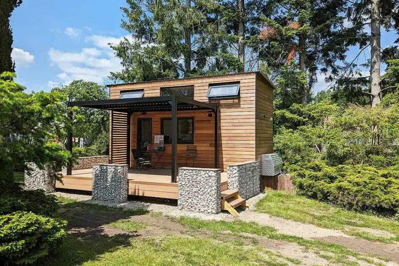 Une tiny house installée et intégrée dans le paysage.