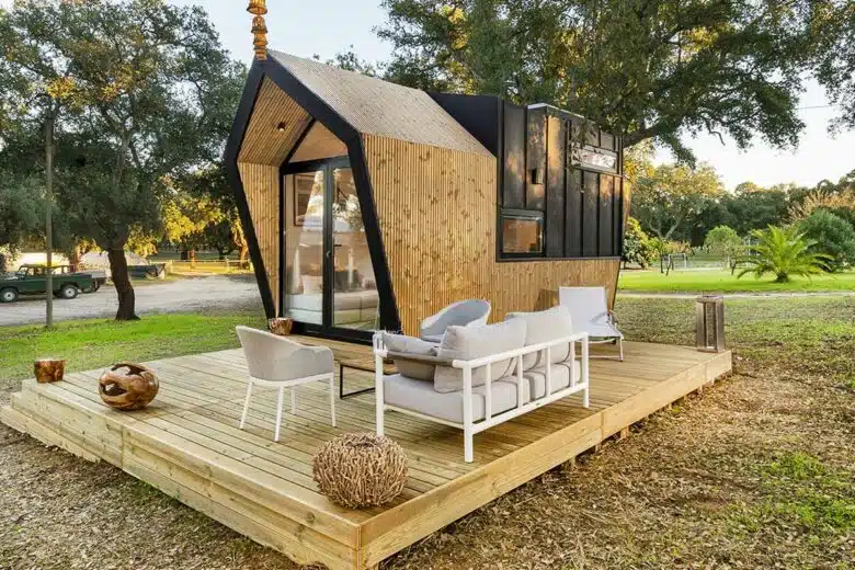 Une superbe tiny-house avec une terrasse en bois.