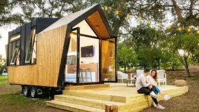 Un couple devant leur tiny-house.