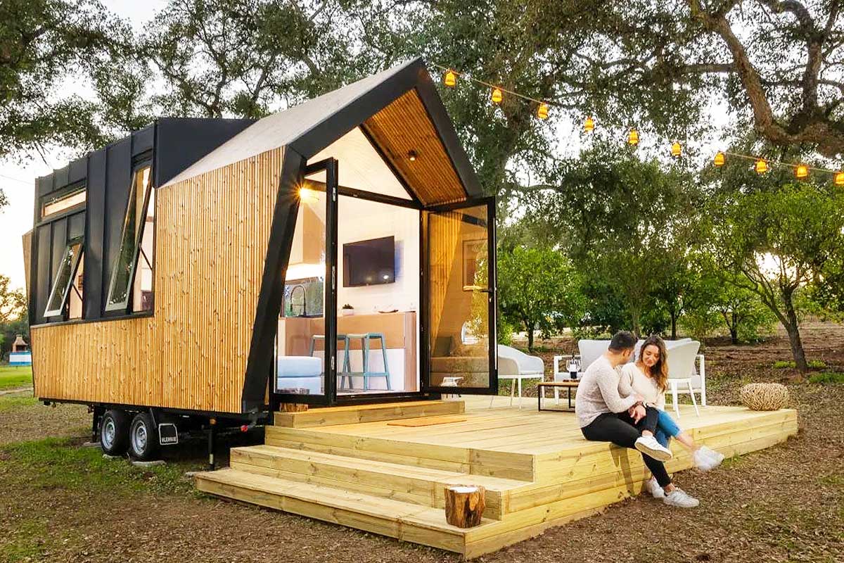 Un couple devant leur tiny-house.