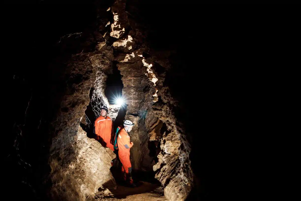 Spéléologues dans une grotte.