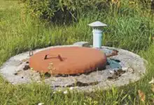 L'entrée d'un bunker dans un jardin.