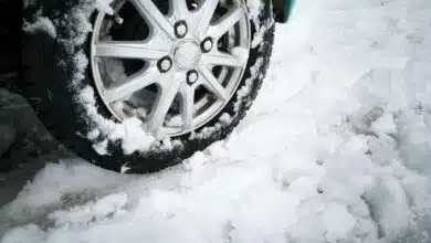 Une voiture roule dans la neige.