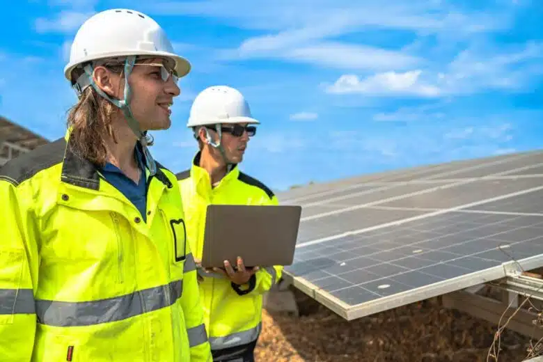 Des techniciens dans un parc photovoltaïque.