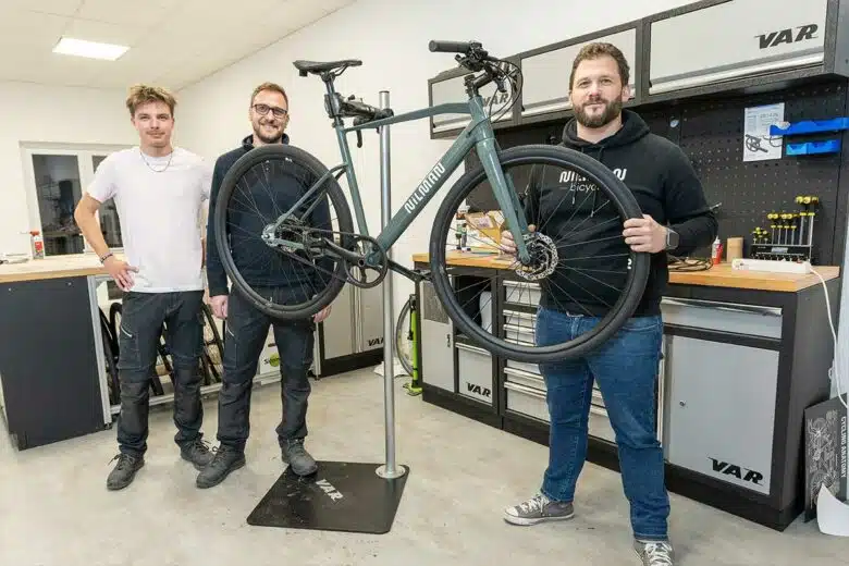 L'équipe de Nilman Bicycle avec l'un de leurs prototypes.