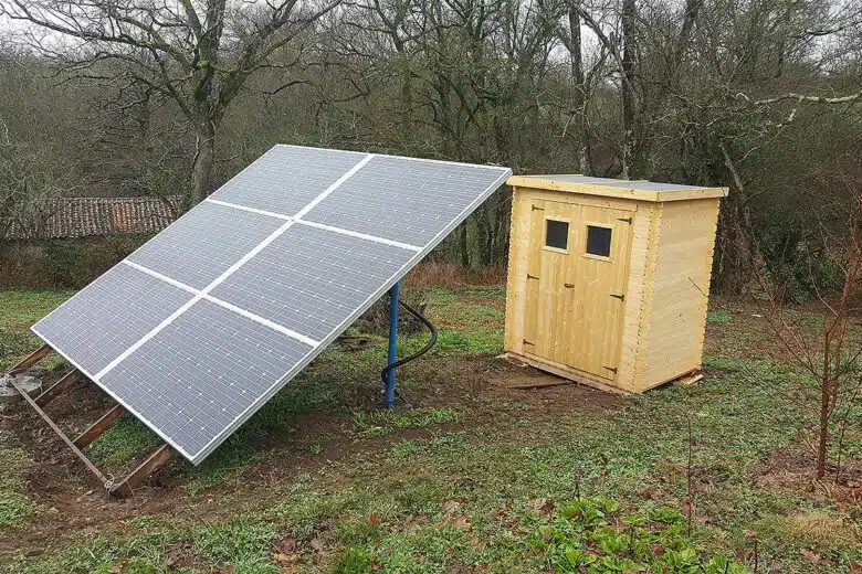 Un petit cabanon et des panneaux solaires.