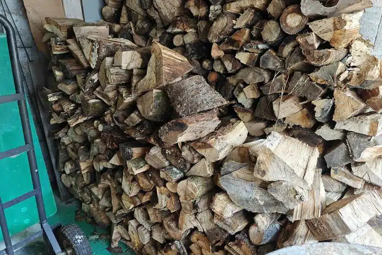 Un stock de bois de chauffage.