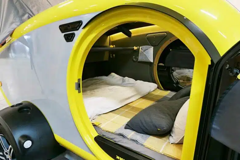 L'intérieur d'une mini caravane.