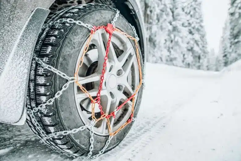 Des chaines à neige équipées sur un véhicule.