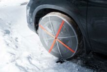 Une voiture équipée de chaussettes à neige.