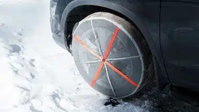 Une voiture équipée de chaussettes à neige.