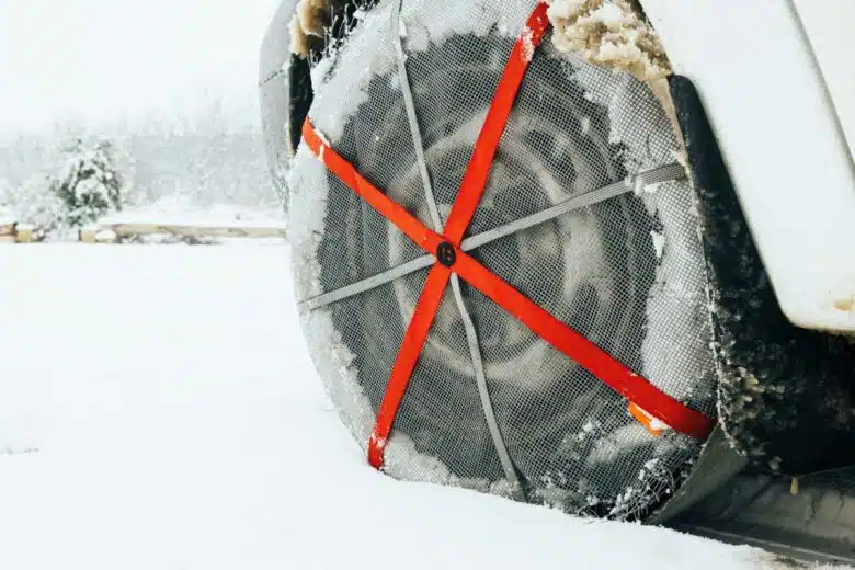 Un pneu avec une chaussette à neige.