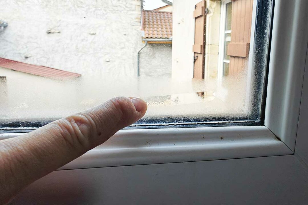 Une fenêtre avec de la condensation.