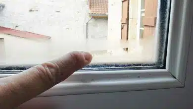 Une fenêtre avec de la condensation.