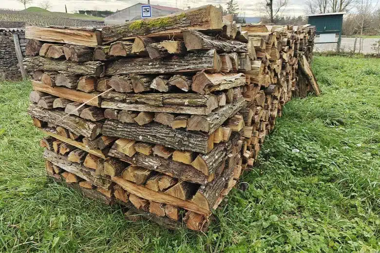 Du bois de chauffage stocké en extérieur.