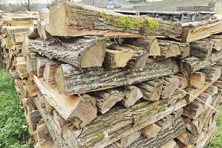 Un stock de bois en cours de séchage.