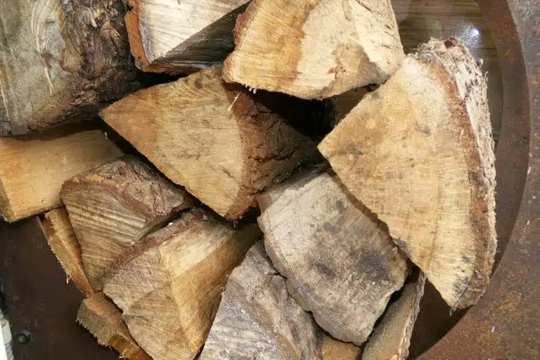 Des buches de bois de chauffage.