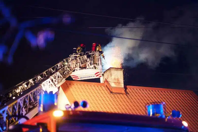 Des pompiers interviennent sur un feu de conduit de cheminée.