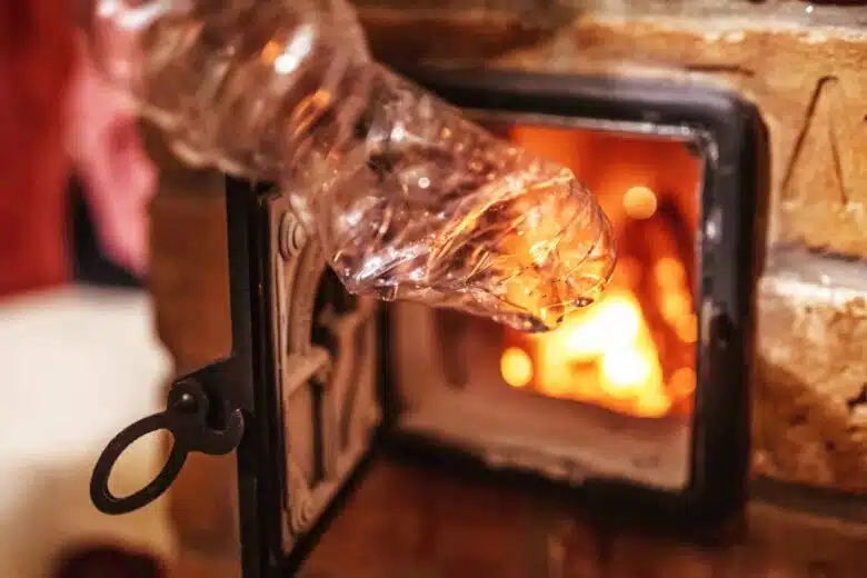 Une bouteille plastique dans un poêle à bois.