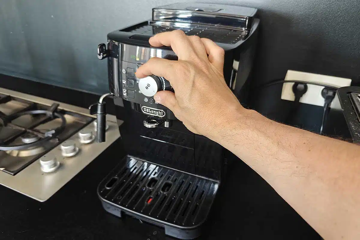 Une machine à café broyeur de grains.