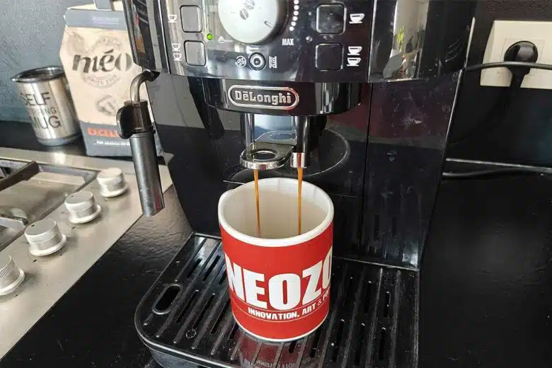 Un café coule dans un mug NeozOne.