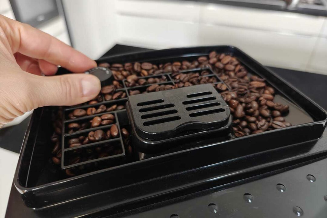 Le bac réservoir de café.