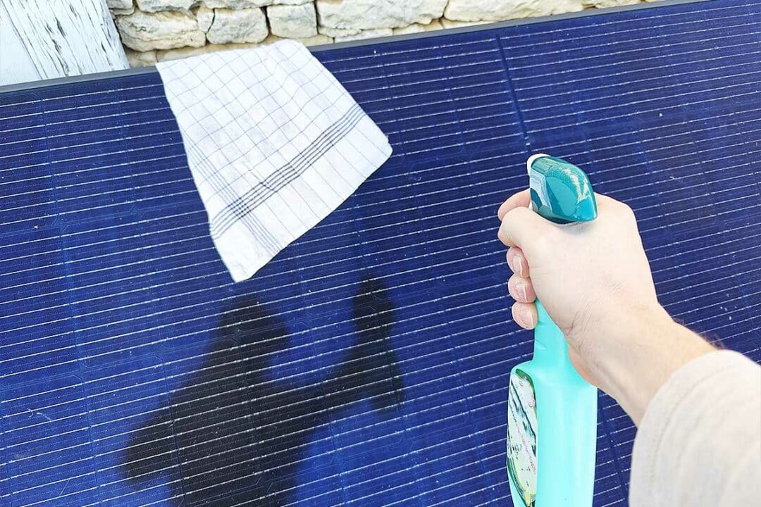 Nettoyage des panneaux solaires.