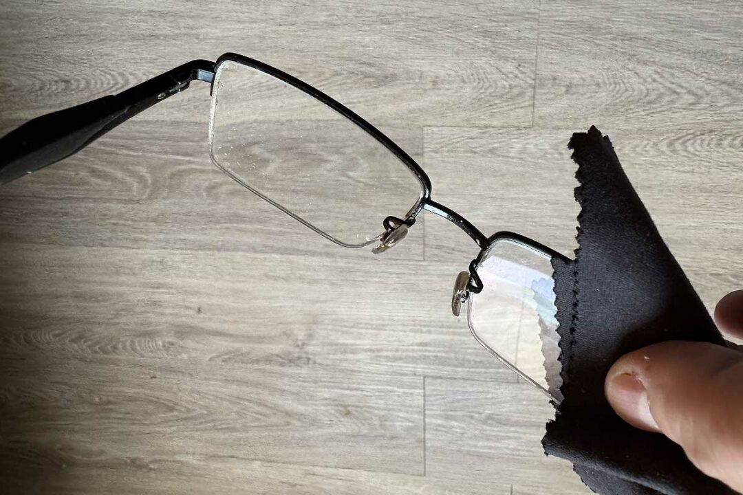 Nettoyage de lunettes avec un chiffon microfibre.