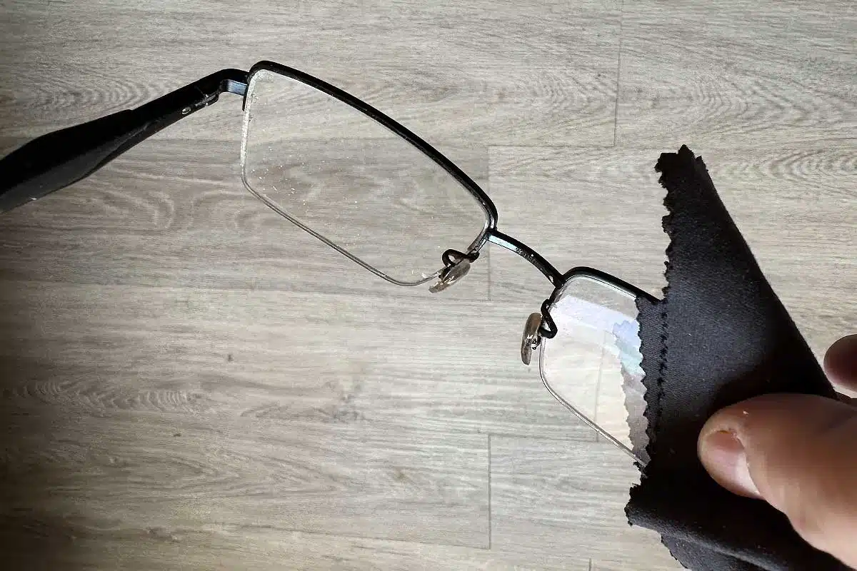 Nettoyage de lunettes avec un chiffon microfibre.