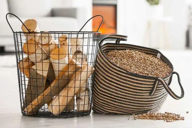 Buche et pellets de bois dans des paniers.