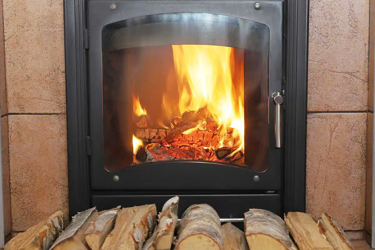 Un poêle à bois en fonctionnement.