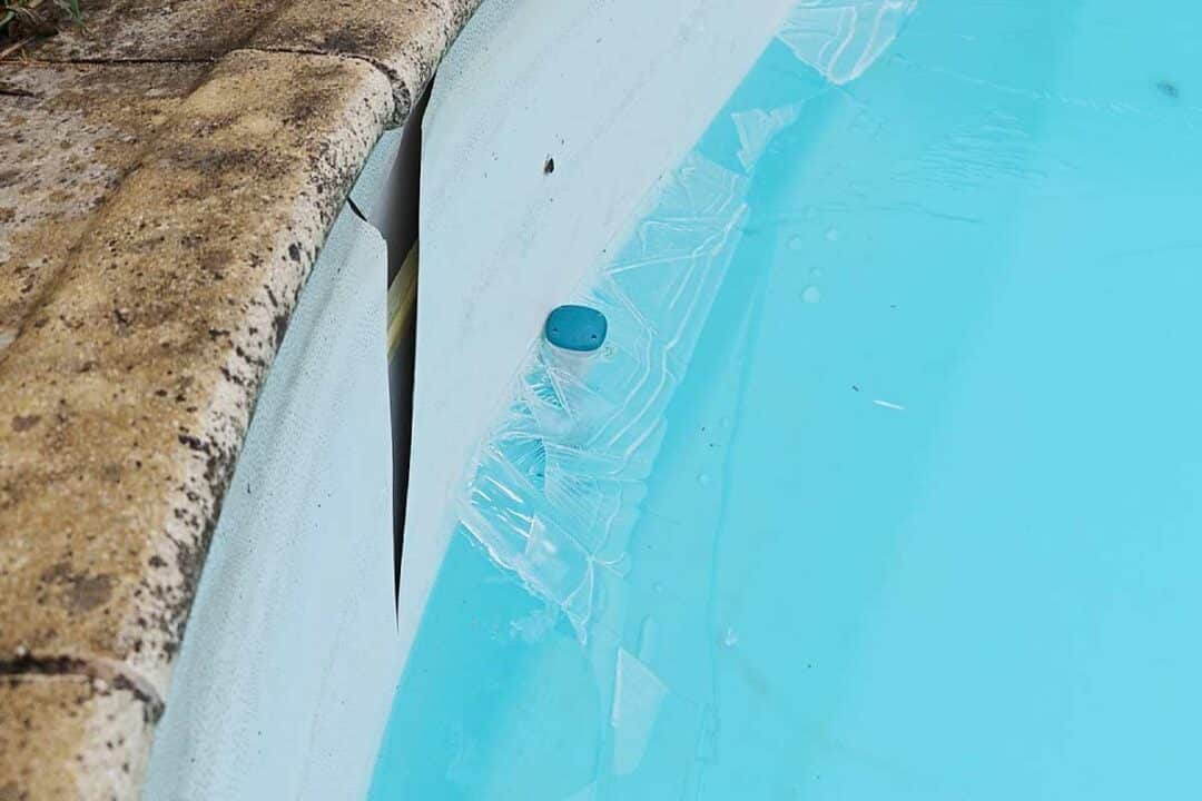 Une piscine endommagée par le gel.