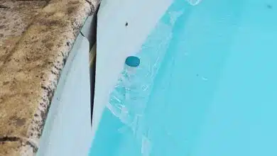 Une piscine endommagée par le gel.