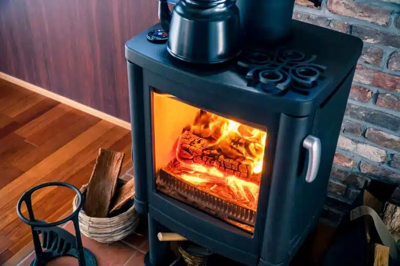 Un feu pour le chauffage dans un poêle à bois.