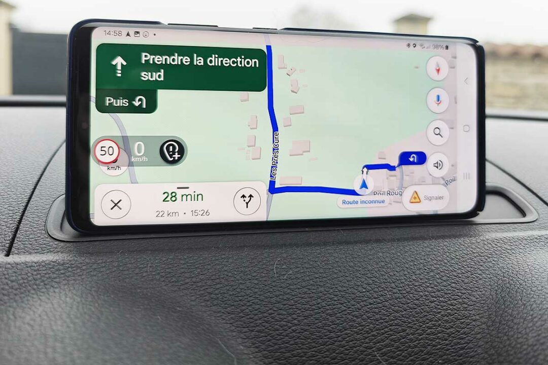 Un gps utilisant Google Maps et une application tierce indiquant les zones de contrôles.