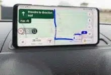 Un gps utilisant Google Maps et une application tierce indiquant les zones de contrôles.