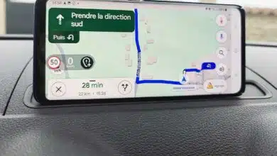 Un gps utilisant Google Maps et une application tierce indiquant les zones de contrôles.