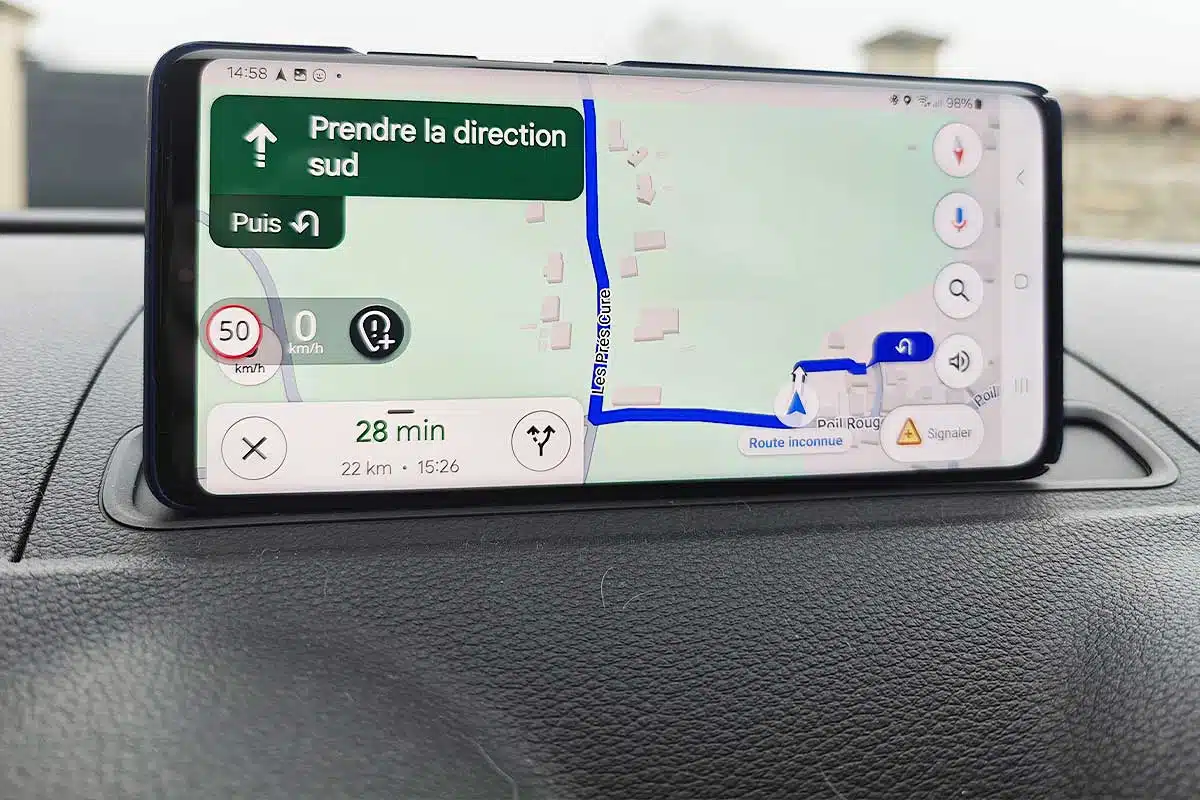 Un gps utilisant Google Maps et une application tierce indiquant les zones de contrôles.