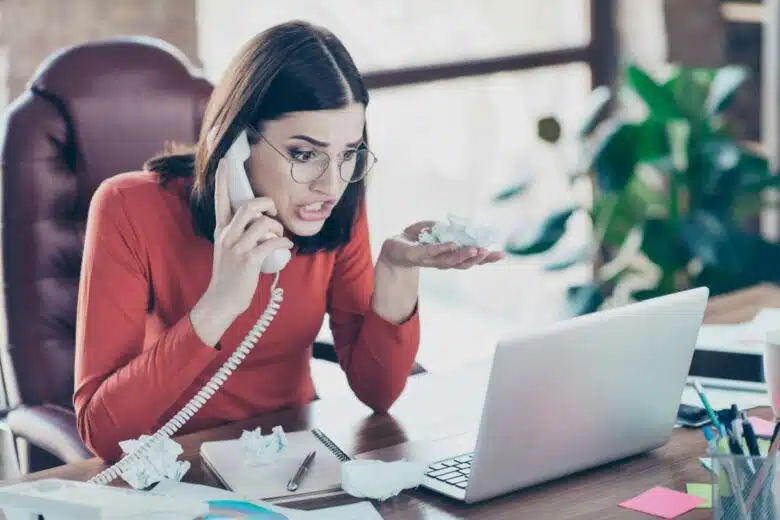 Une femme exaspérée au téléphone.